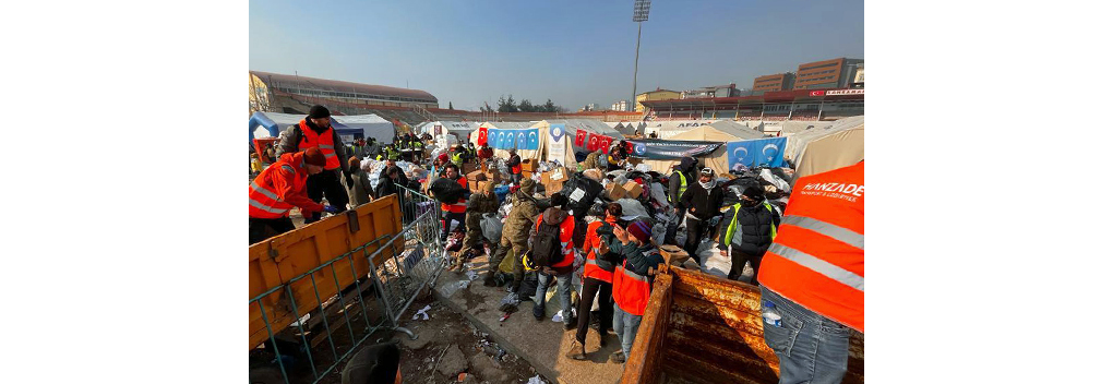 Olcay Gülsen in actie voor slachtoffers aardbeving