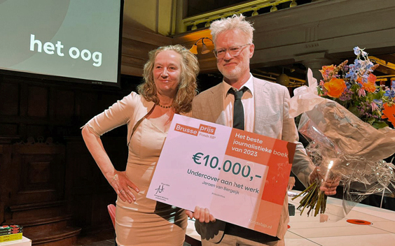 Jeroen van Bergeijk wint prijs beste journalistieke boek voor undercoverwerk