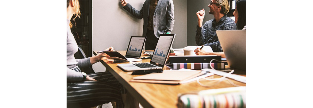 Hoe ga je professioneel gekleed naar een business meeting?