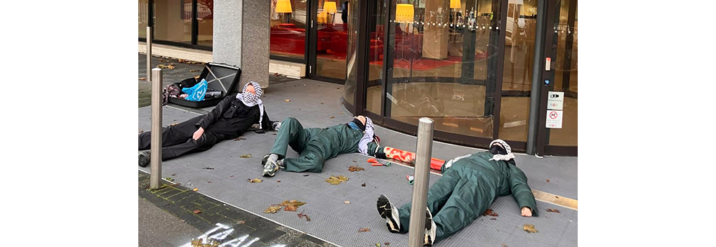 Actie pro-Palestijnse demonstranten bij ingang NOS in Hilversum voorbij