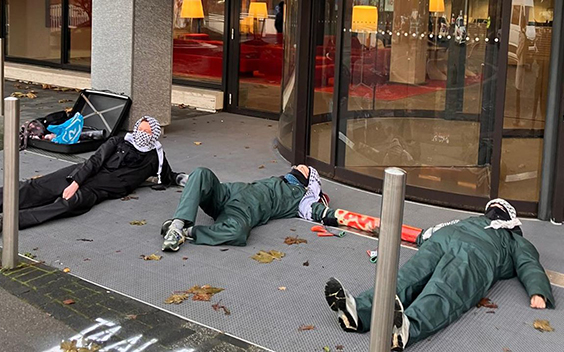 Actie pro-Palestijnse demonstranten bij ingang NOS in Hilversum voorbij